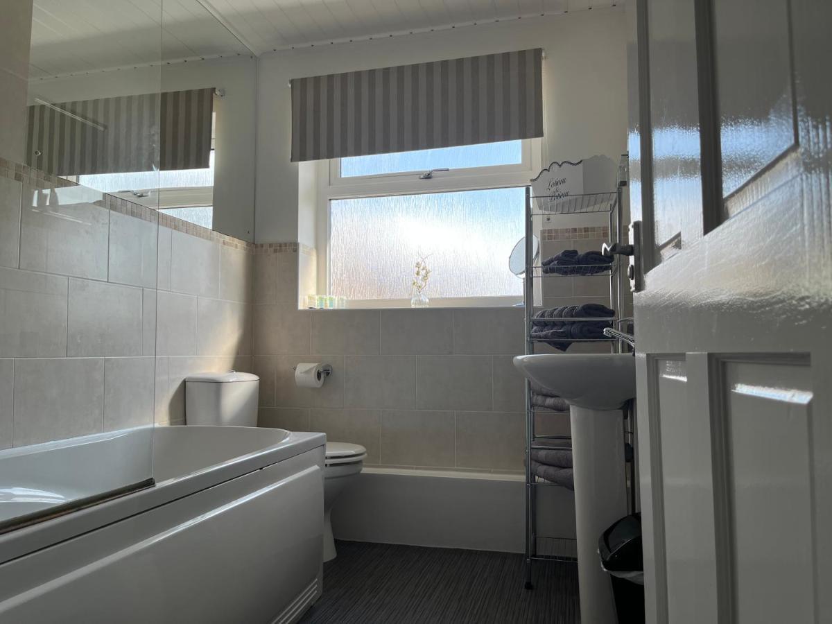 The Brook House - Spacious 3 Bed Home From Home In Burton 외부 사진