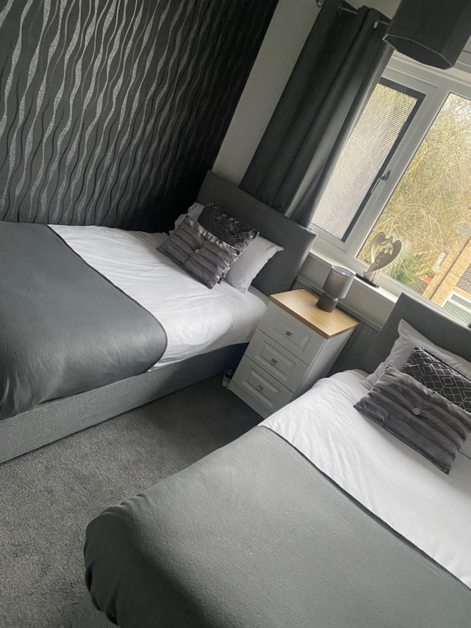 The Brook House - Spacious 3 Bed Home From Home In Burton 외부 사진