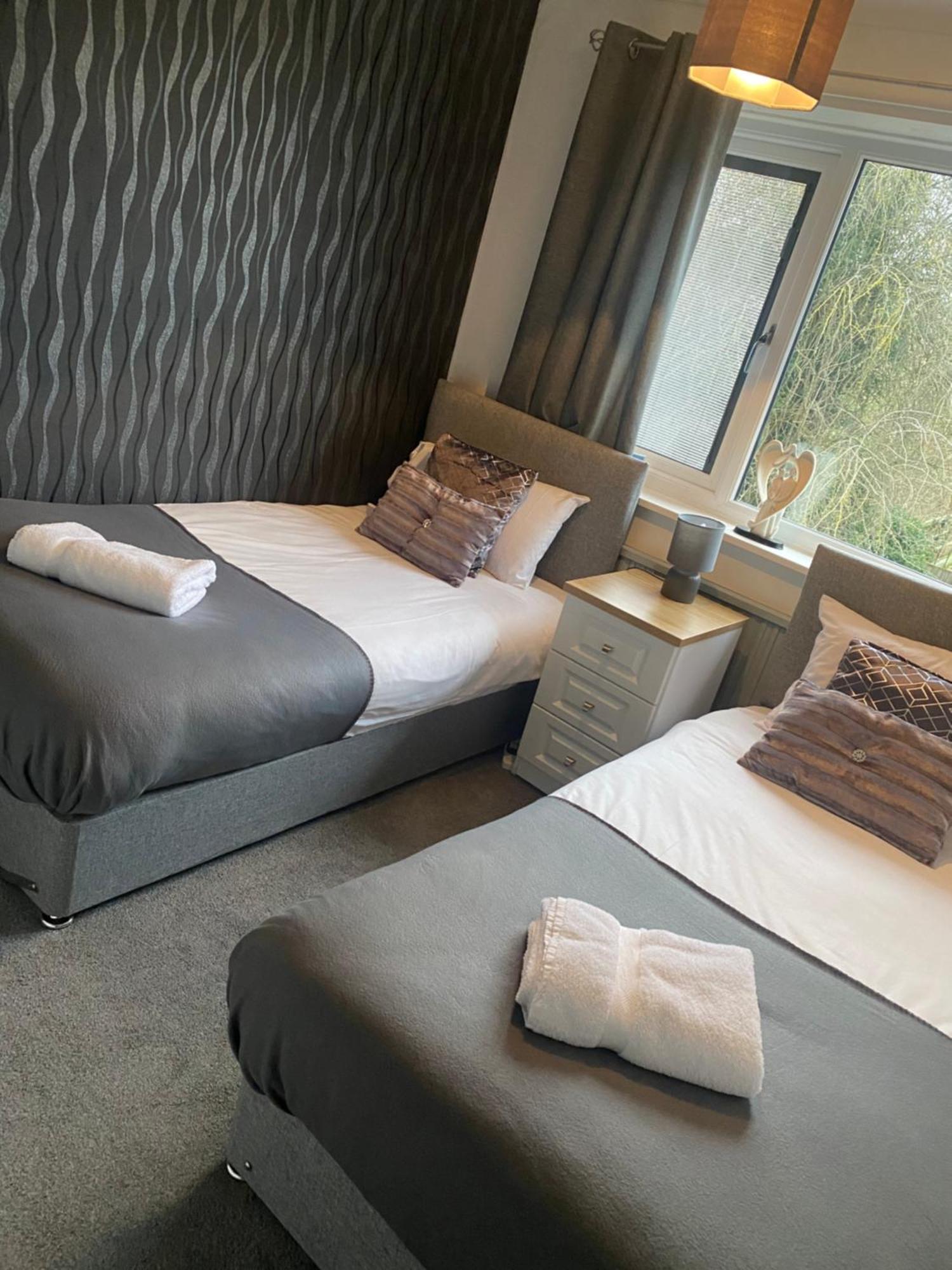 The Brook House - Spacious 3 Bed Home From Home In Burton 외부 사진