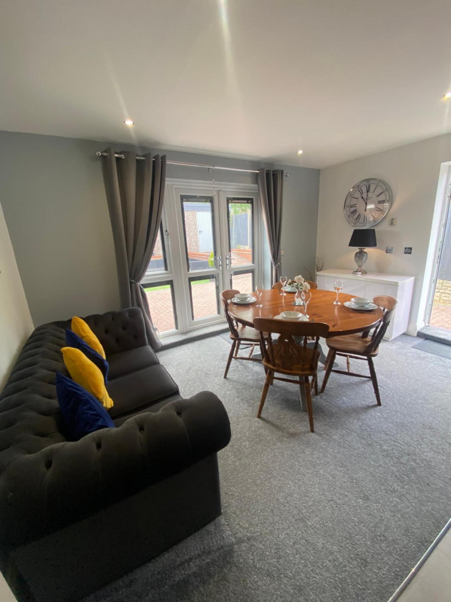The Brook House - Spacious 3 Bed Home From Home In Burton 외부 사진